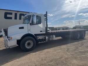2013 Volvo VHD T/A 25′ Deck Truck